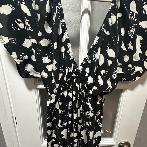 ASOS DESIGN Maternity flutter sleeve maxi beach dress in mono spot print - Picture 6 of 9